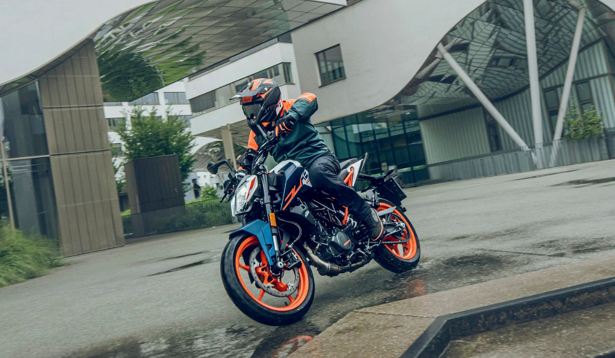 KTM 160 Duke 2025 Model Side View